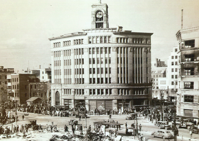 1945(昭和20)年11月 東京・銀座4丁目交差点服部時計店