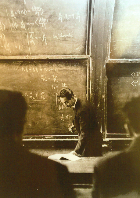 量子学を講義する朝永振一郎