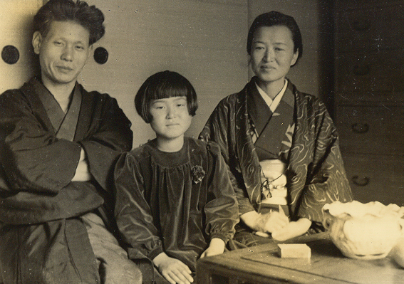 1942(昭和17)年頃の寺島一家妻昌子と長女共子、東京・練馬の自宅にて