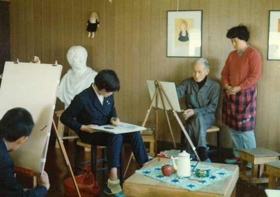 寺島美術教室・絵画の指導(向かって右から2人目寺島貞志)