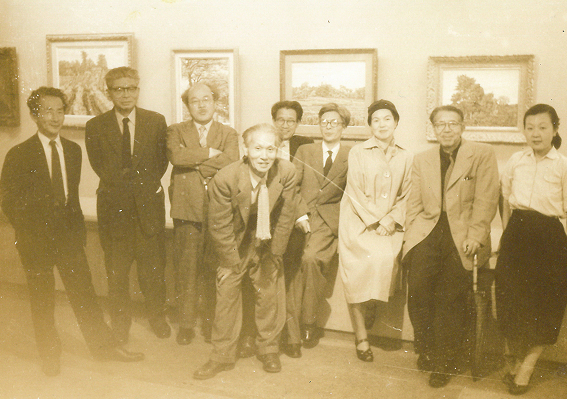 1956(昭和31)年「第2回点々会展」会場にて(向かって左から4人目寺島貞志)